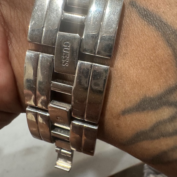 Guess heart shaped faced watch with pearl band serial number G85872L Band 5 3/4 - Picture 5 of 7